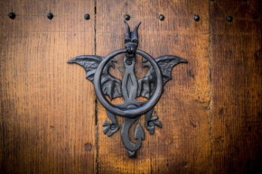 Гостиница Mons Dragon House  Монс